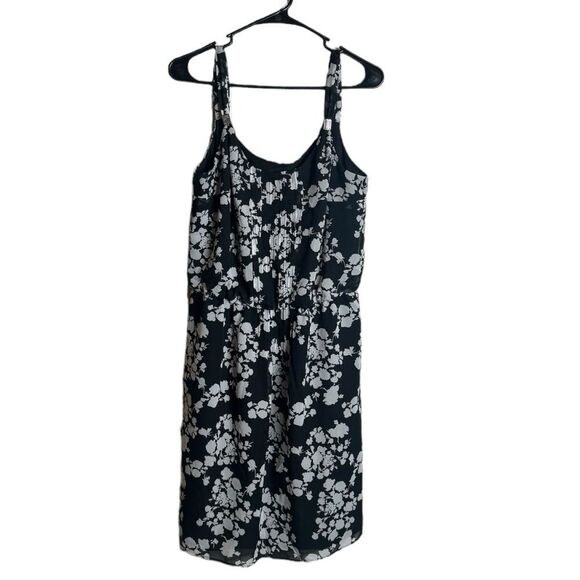 White House Black Market Dresses & Skirts - White House Black Market Black Floral Dress size 10